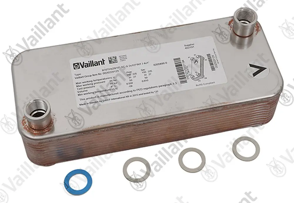 Vaillant Wärmetauscher aus Metall mit zwei Anschlüssen, versehen mit einer identifizierenden Etikette und mehreren Dichtungen in unterschiedlichen Farben.